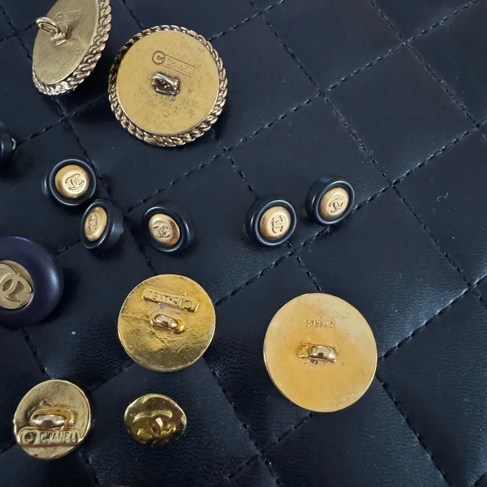 19 Authentic CHANEL Vintage Replacement Buttons - Picture 6 of 7
